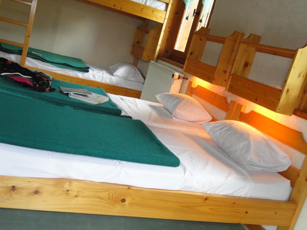 מלון Saint-Nicolas-la-Chapelle  Chalet La Source חדר תמונה