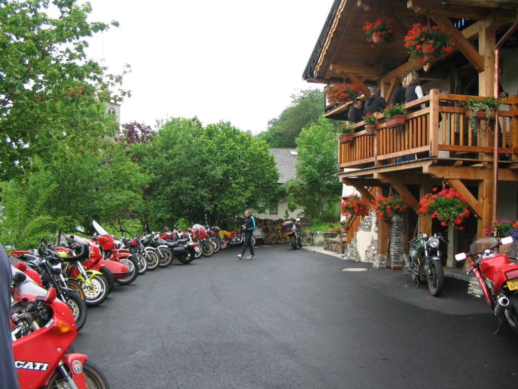 מלון Saint-Nicolas-la-Chapelle  Chalet La Source מראה חיצוני תמונה